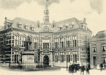 266 Gezicht op het Academiegebouw (Munsterkerkhof 29) te Utrecht met op de voorgrond het standbeeld Jan van Nassau ...